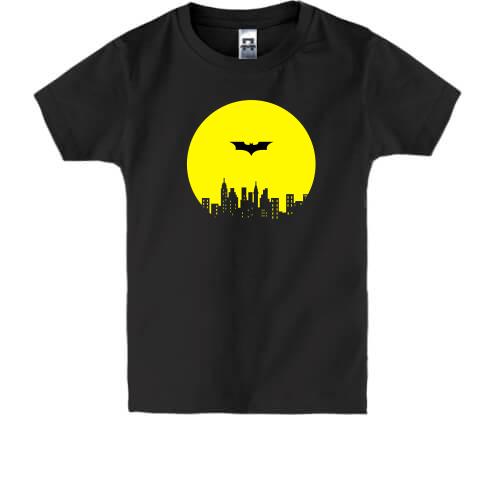 Детская футболка с логотипом Batman на фоне города