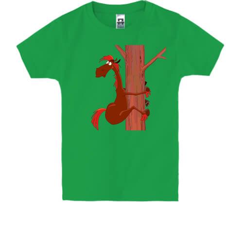 Детская футболка с конем Юлием на дереве