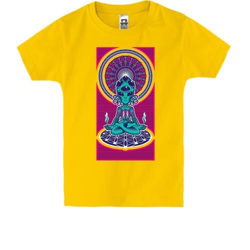 Детская футболка с пришельцем в позе лотоса и орнаментом