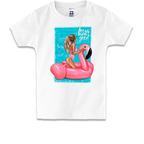 Детская футболка Девушка на надувном фламинго