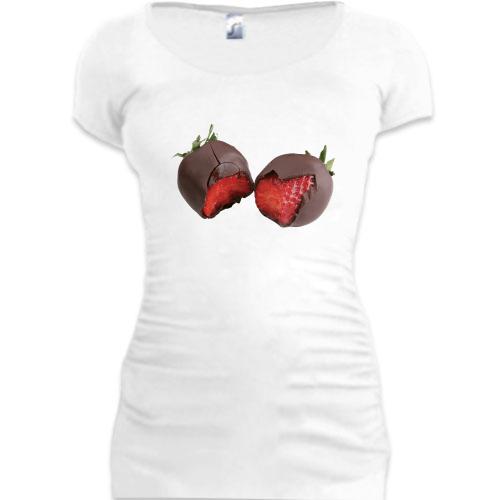 Женская удлиненная футболка Клубника в шоколаде