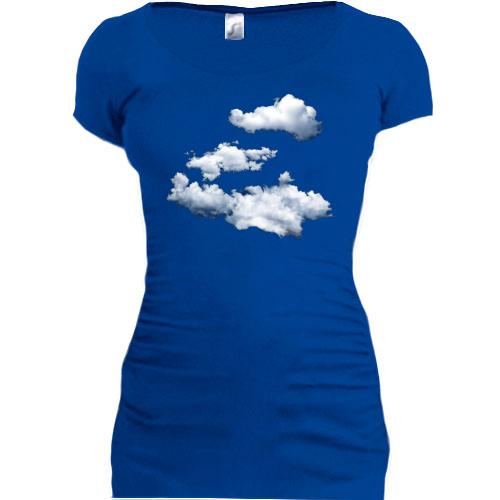 Подовжена футболка з хмарами