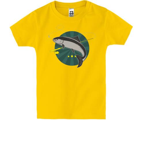 Детская футболка с рыбой на крючке в зеленом круге