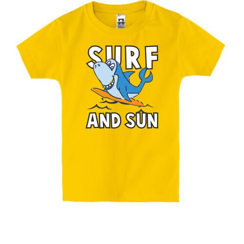 Детская футболка с акулой серфингистом и надписью Surf and sun