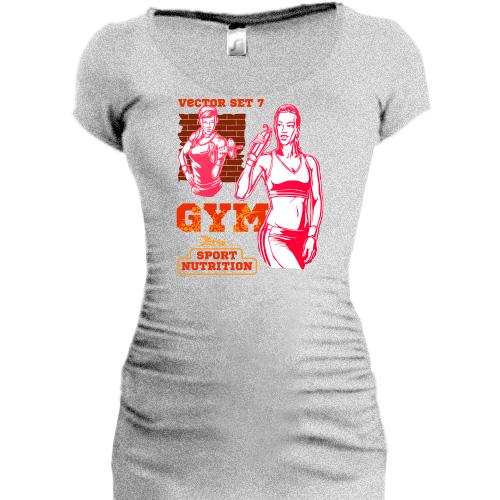 Подовжена футболка з дівчиною в залі GYM
