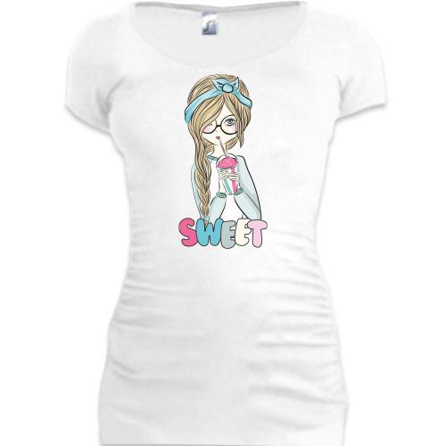 Подовжена футболка з дівчиною і коктейлем Sweet