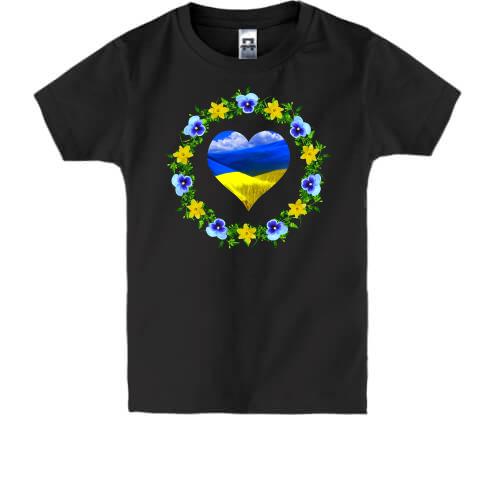 Детская футболка Желто-синее сердечко в венке цветов