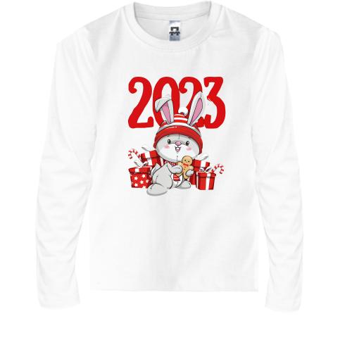 Детская футболка с длинным рукавом Зайчик в подарках 2023
