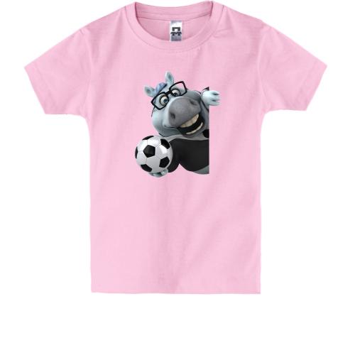 Детская футболка Веселая лошадь с футбольным мячом