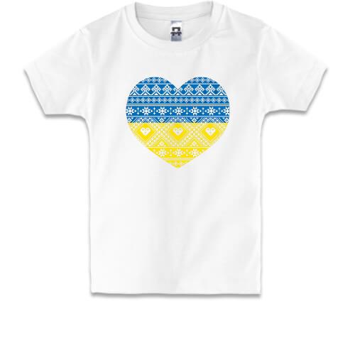 Дитяча футболка з узорним серцем-вишиванкою