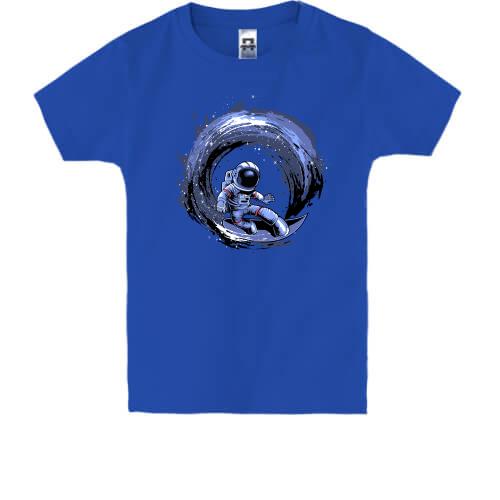 Детская футболка с космонавтом на серфе