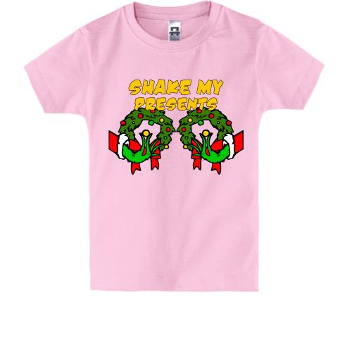 Дитяча футболка з новорічними вінками shake my presents