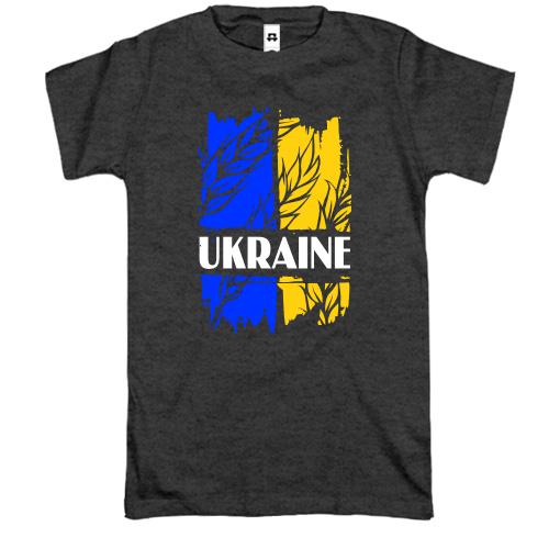 Футболка с надписью Ukraine на фоне флага