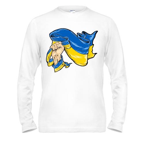 Лонгслив з прапор України в руці