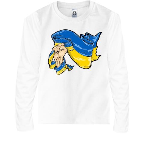 Детская футболка с длинным рукавом з прапор України в руці