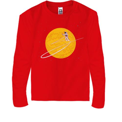 Детская футболка с длинным рукавом Космонавт на фоне луны