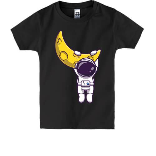 Детская футболка с астронавтом на луне