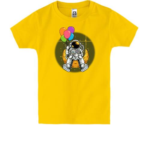 Детская футболка с космонавтом на месяце
