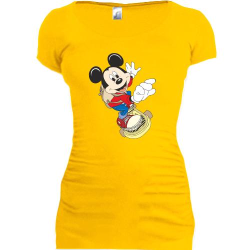 Женская удлиненная футболка Мики на скейте