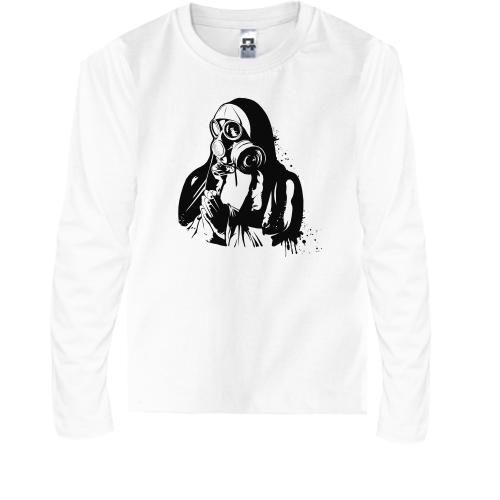 Детская футболка с длинным рукавом Монахиня в противогазе
