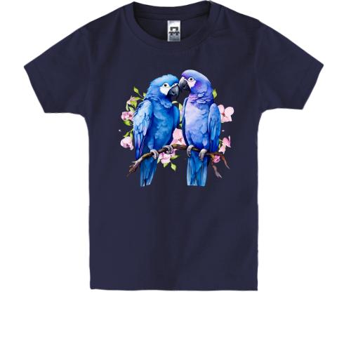 Детская футболка с синими попугаями