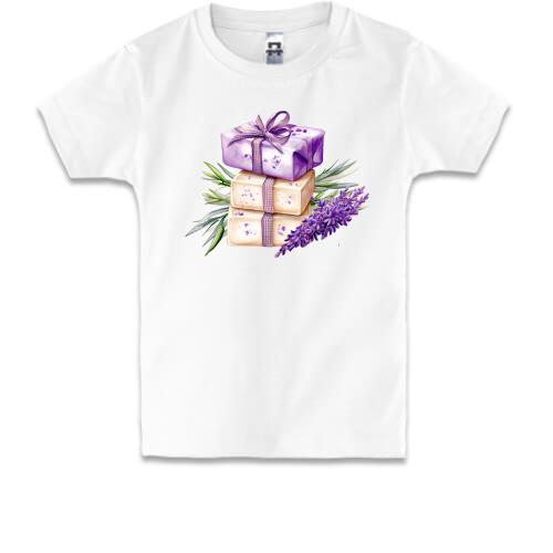Детская футболка с лавандовыми подарками