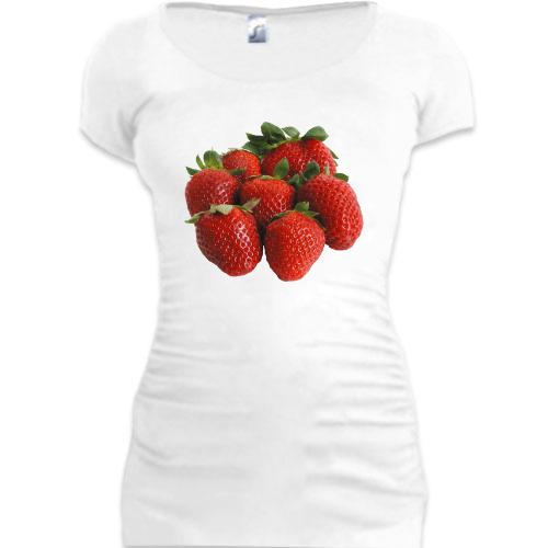 Женская удлиненная футболка с клубникой