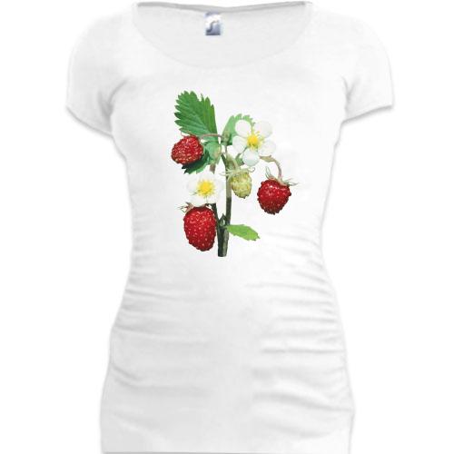 Женская удлиненная футболка с цветущей веткой клубники