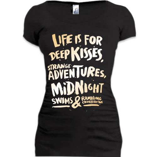 Подовжена футболка Life is for Deep Kisses