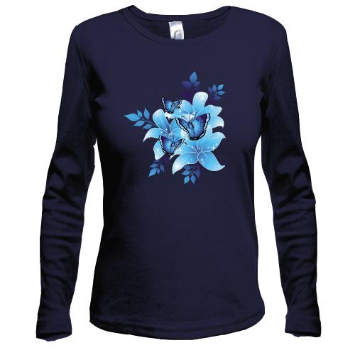 Жіночий лонгслів з синіми квітами і метеликами
