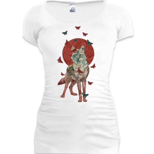 Женская удлиненная футболка с волчицей и бабочками