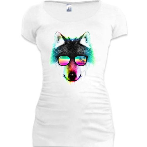 Женская удлиненная футболка с волком-путешественником