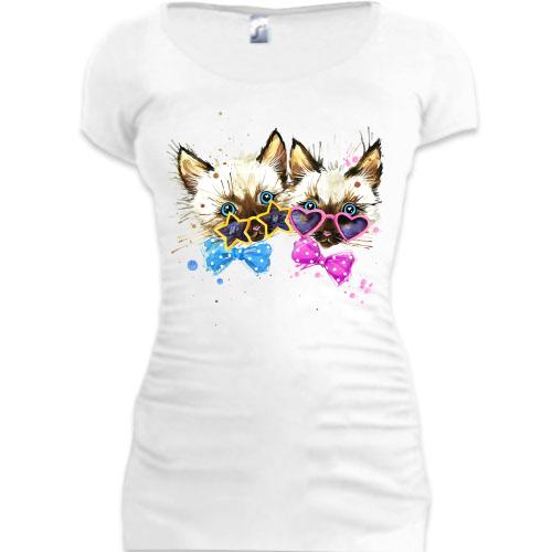 Подовжена футболка з кошенятами в окулярах і з метеликами