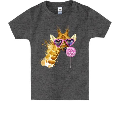 Детская футболка с жирафом в очках и с конфетой