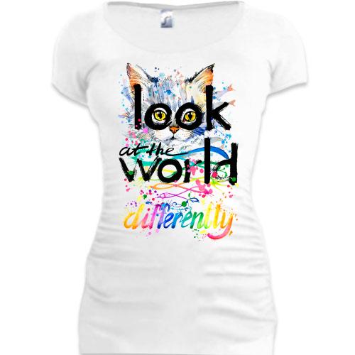 Подовжена футболка з кошеням Look at the world differently