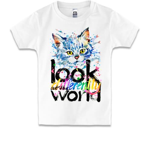 Детская футболка с котенком Look differently at the world