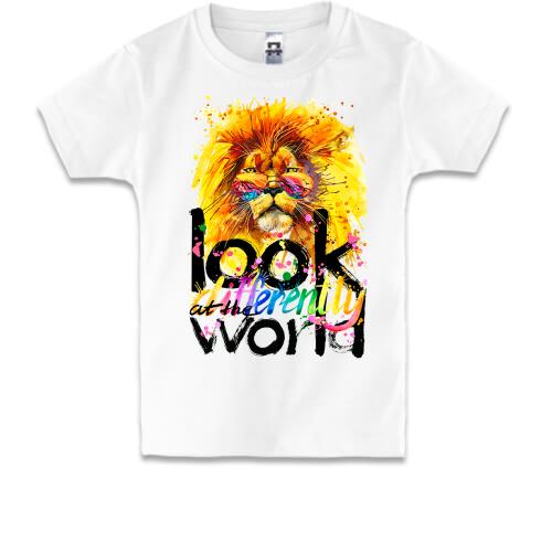 Детская футболка Look at the world differently со львом