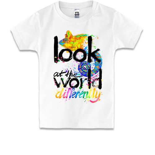 Детская футболка Look at the world differently с хамелеоном