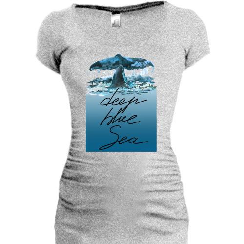 Подовжена футболка з китом 