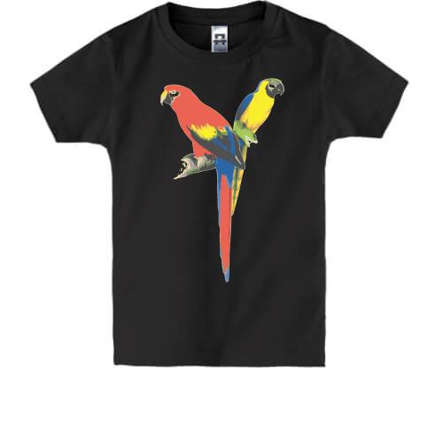 Детская футболка с красным и желтым попугаем