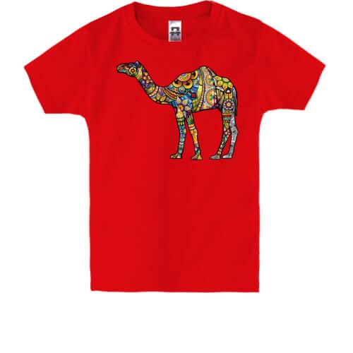 Детская футболка с витражным верблюдом