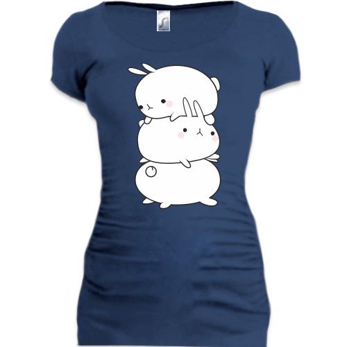 Подовжена футболка з трьома кроликами один на одному