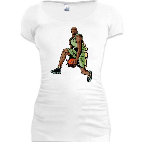 Подовжена футболка з баскетболістом що робить фінт