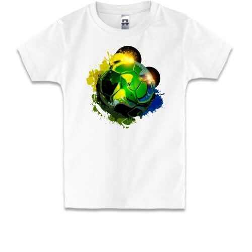 Детская футболка с зеленым футбольным мячом