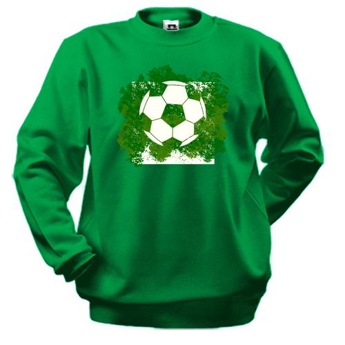 Свитшот с футбольным мячом на фоне зелени