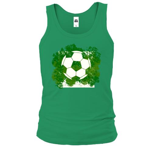 Майка с футбольным мячом на фоне зелени
