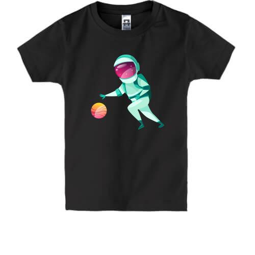 Дитяча футболка з космонавтом баскетболістом