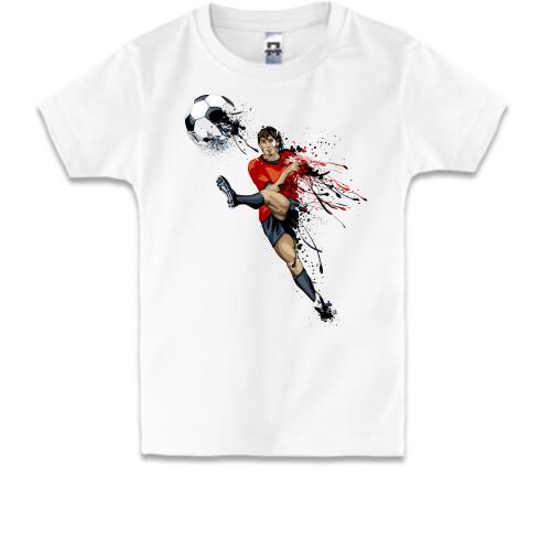 Детская футболка с футболистом и мячом в воздухе