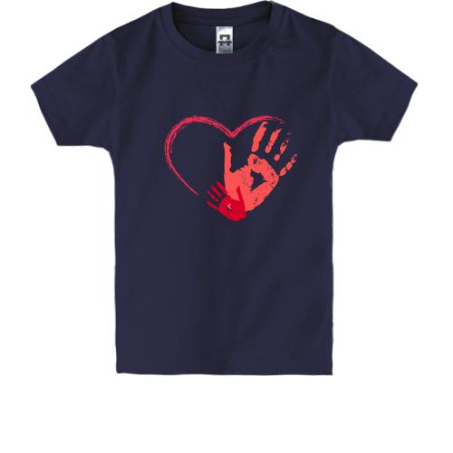 Детская футболка с большой и маленькой ладонями в сердце