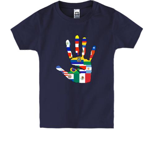 Детская футболка c флагами разных стран на ладони